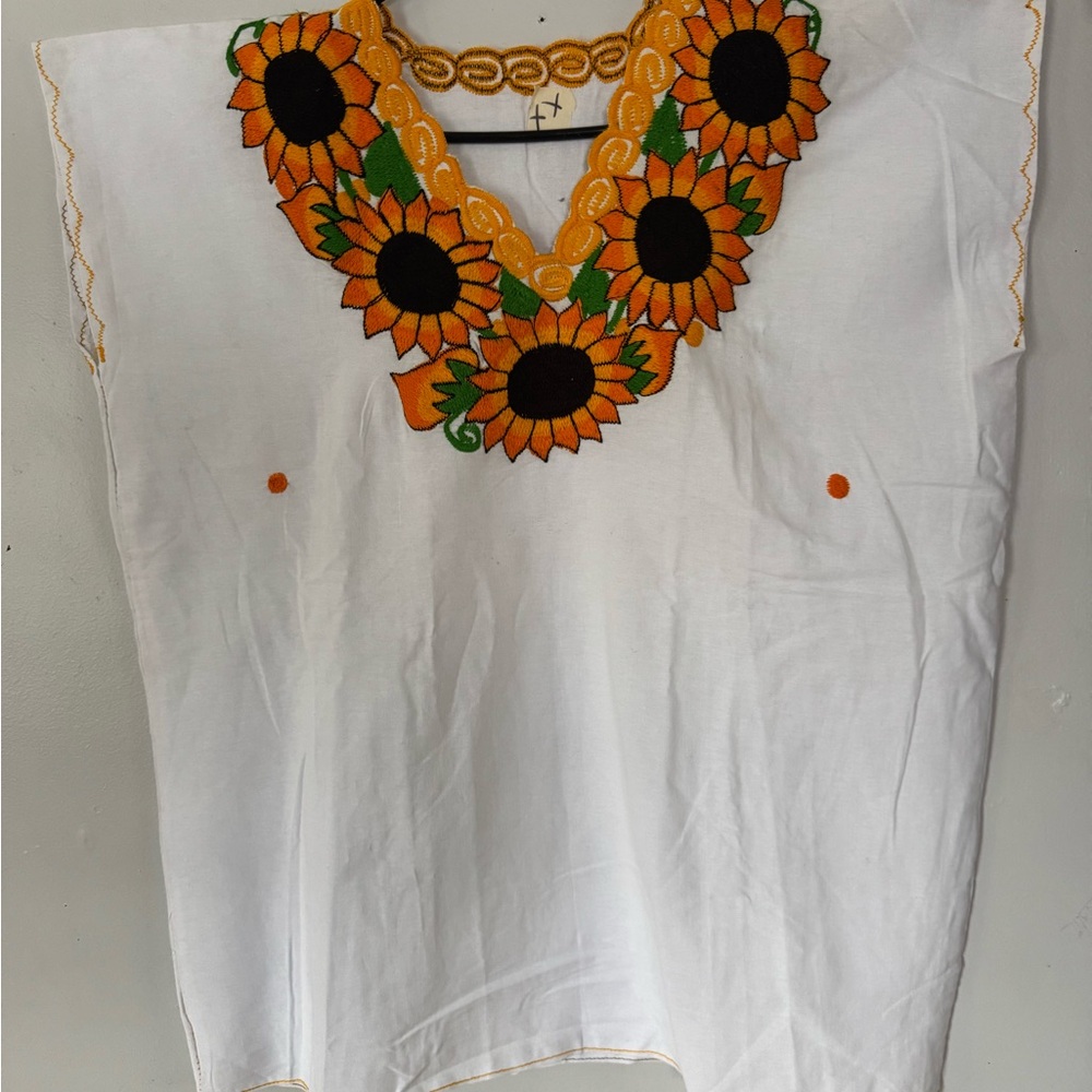NWOT - Artesanal unflower Embroidered White Top